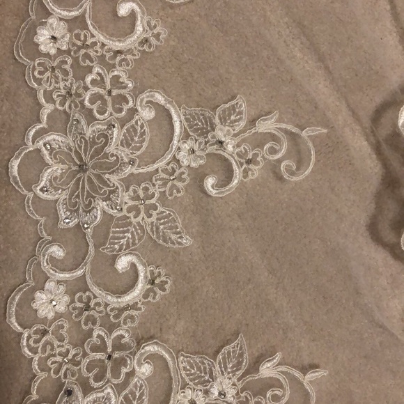 Wedding dress - Picture 3 of 8